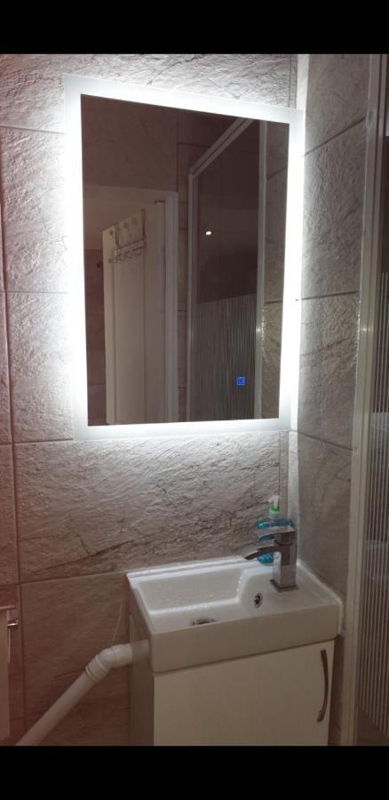 Apartment With Private Hot Tub, Sauna, Ice Bath, Gym Rainham  Esterno foto